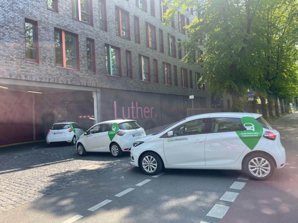 Customers can now pick up and drop off GreenMobility’s Renault ZOE e-cars free of charge in two APCOA car parks in Cologne.